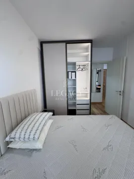 Nameštena spavaća soba sa bračnim krevetom i ugradnim plakarom. - image 11