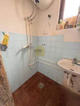 Starije kupatilo sa tuš kabinom i umivaonikom. - image 10