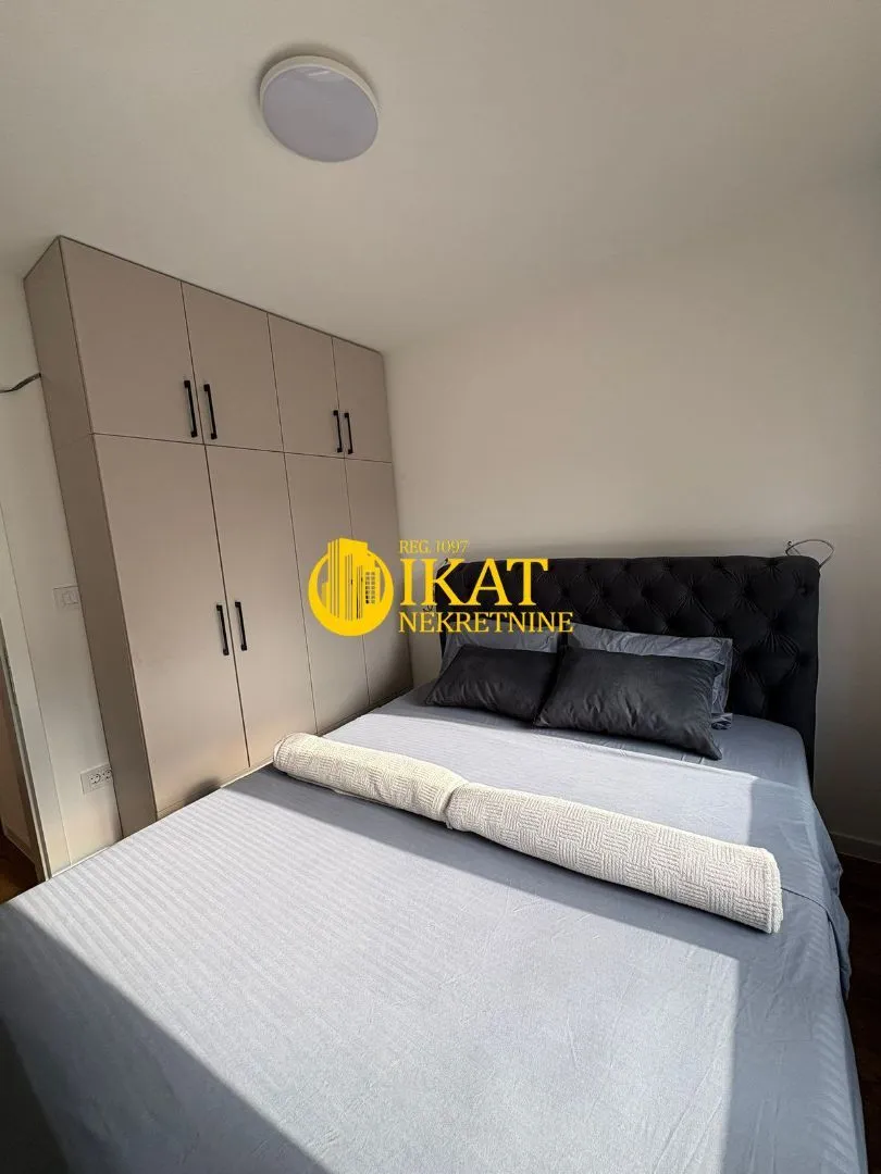 Furnished bedroom with a double bed and a fitted wardrobe.
