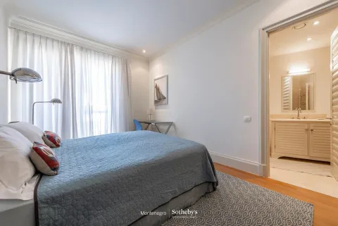 Spavaća soba sa bračnim krevetom i sopstvenim kupatilom. - image 35