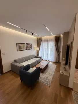 Moderna i uredna dnevna soba sa garniturom i TV-om. - image 5