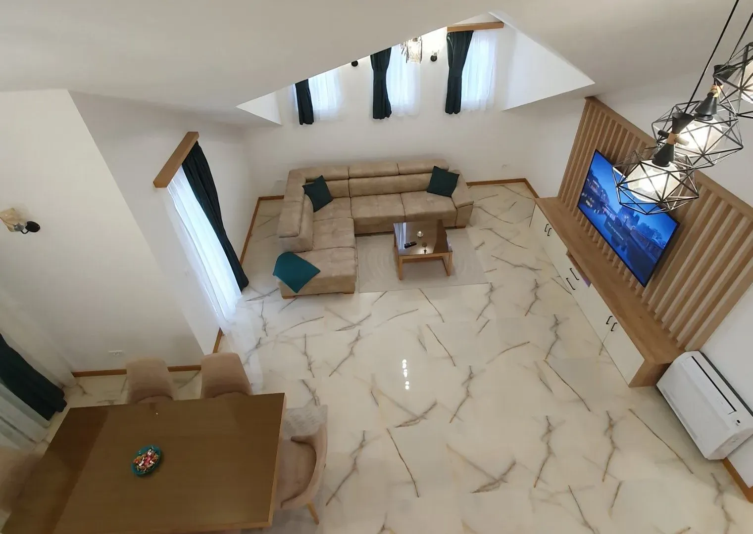 Izdavanje, trosoban stan, 100m², Pod Kuk, Tivat