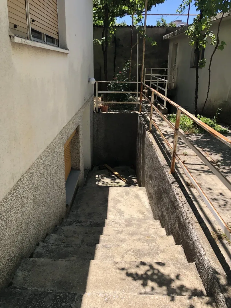 Vanjske stepenice koje vode u suteren.