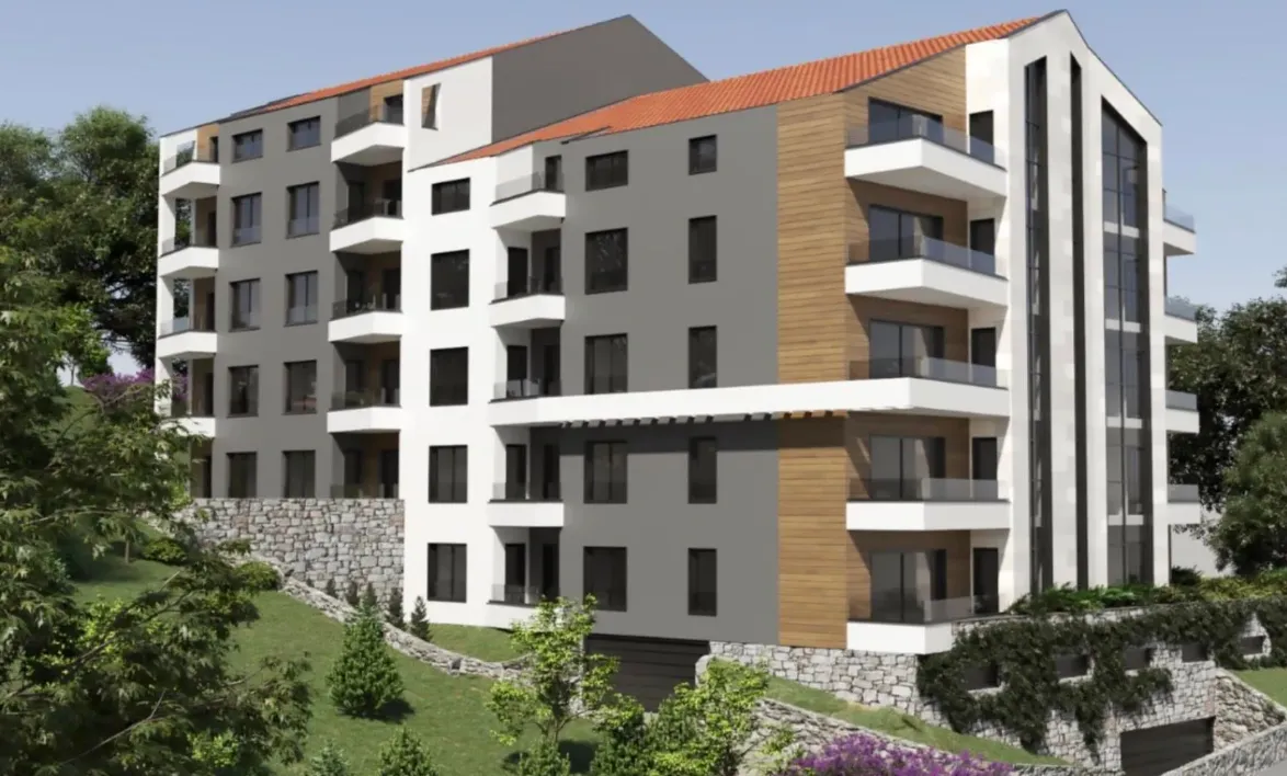 Eksterijer moderne stambene zgrade sa terasam i uređenim dvorištem.