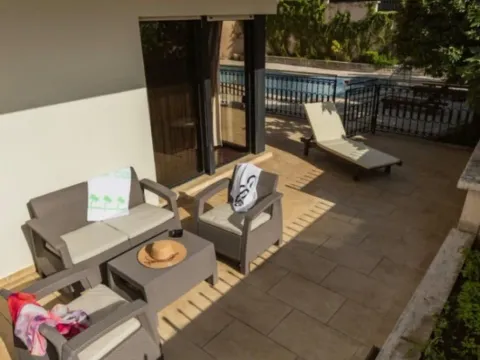 Izdavanje, trosoban stan, 130m², Dobrota, Kotor - image 11