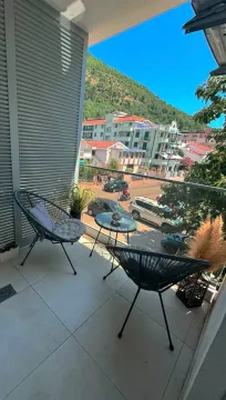 Namješten balkon sa garniturom za sjedenje i pogledom na okolinu. - image 6