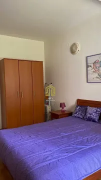 Spavaća soba sa bračnim krevetom, drvenim ormarom i noćnim stočićem. - image 8