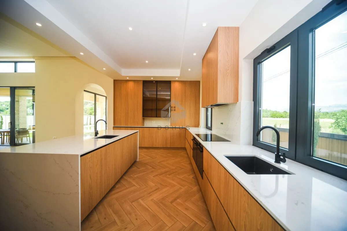 Izdavanje, kuća, 350m², Tuzi, Podgorica
