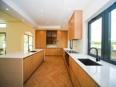 Izdavanje, kuća, 350m², Tuzi, Podgorica - image 17