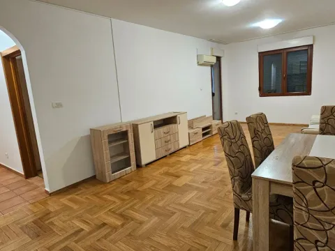 Izdavanje, dvosoban stan, 72m², Stari Aerodrom, Podgorica