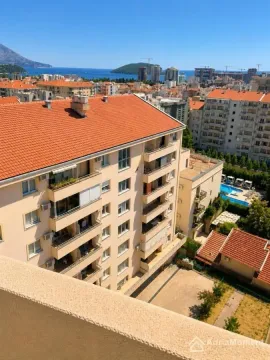 Pogled sa terase na grad, okolne zgrade i more u daljini. - image 12