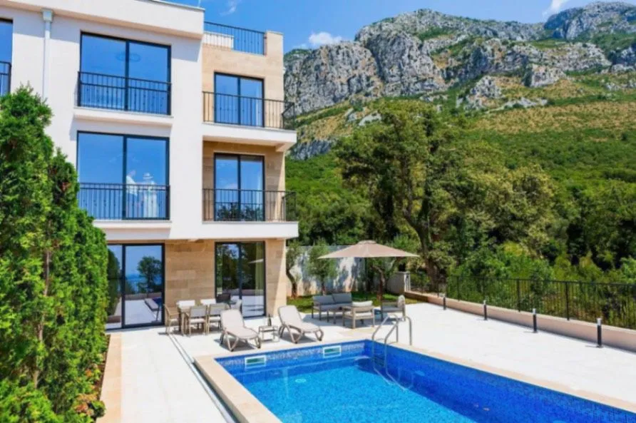 Izdavanje, kuća, 220m², Reževići, Budva