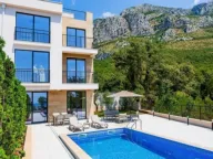 Izdavanje, kuća, 220m², Reževići, Budva - image 1