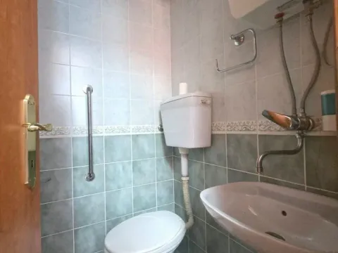 Izdavanje, poslovni prostor, 80m², Centar, Nikšić - image 11