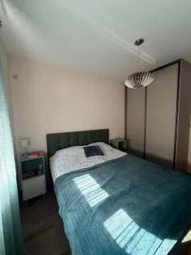 Namještena spavaća soba sa bračnim krevetom, plakarom i noćnim stočićima. - image 6