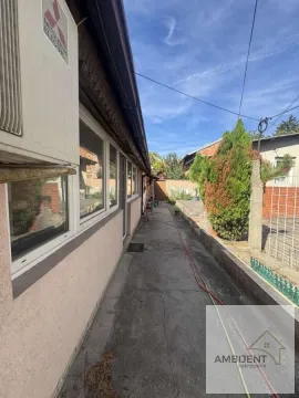 Bočni deo dvorišta sa betonskom stazom pored kuće. - image 13