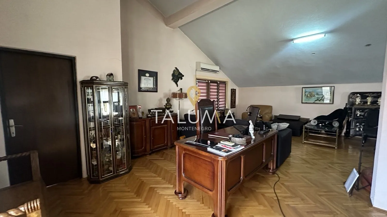 Sale, house, 405m², Stari Aerodrom, Podgorica