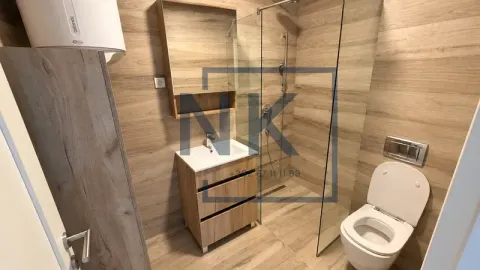Moderne kupatilo sa drvenim pločicama, tuš kabinom i ugradnom šoljom. - image 3