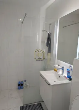 Moderno opremljeno kupatilo sa tuš kabinom i umivaonikom. - image 6