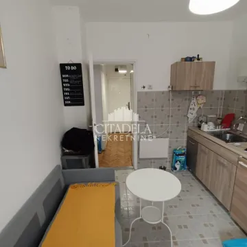 Manja kuhinja sa trpezarijskim delom i kaučem. - image 11