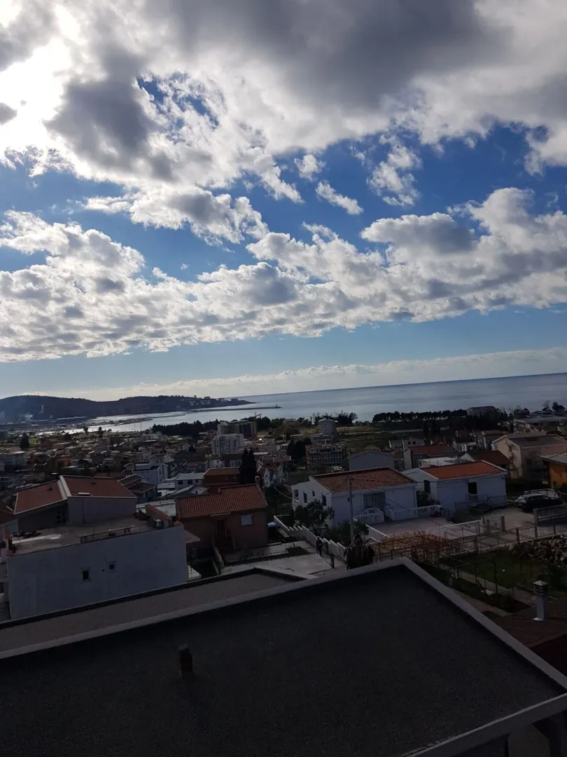 Pogled sa terase na naselje i more.