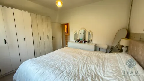 Namještena spavaća soba sa bračnim krevetom, garderoberom i komodom sa ogledalom. - image 14