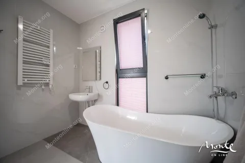 Moderne kupatilo sa kadom, umivaonikom i radijatorom za peškire. - image 34