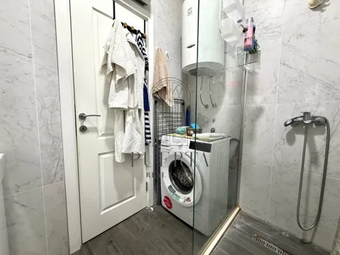 Manje kupatilo sa tuš kabinom, bojlerom i veš mašinom. - image 14
