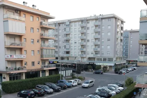 Pogled na stambene zgrade i parking. - image 6