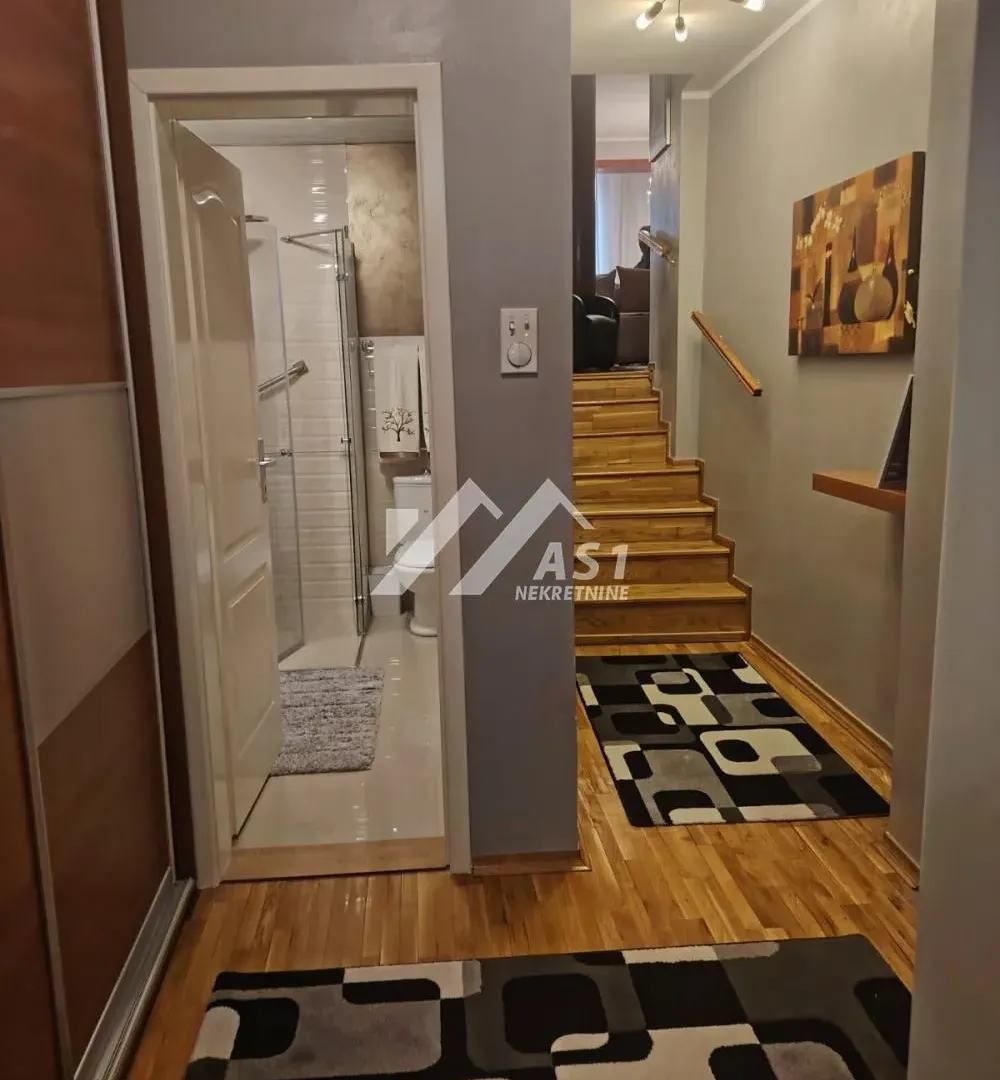 Prodaja, trosoban stan, 100m², Centar, Novi Sad