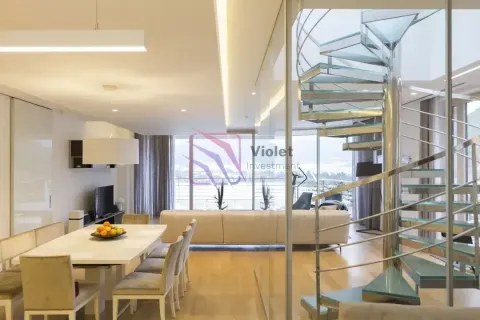 Dnevni boravak sa trpezarijom i modernim spiralnim stepeništem. - image 6