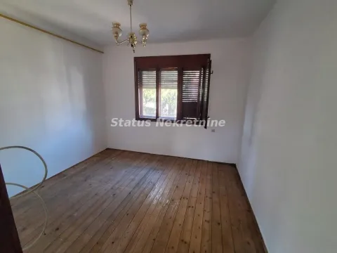 Prazna soba sa drvenim podom i prozorom sa kapcima. - image 6