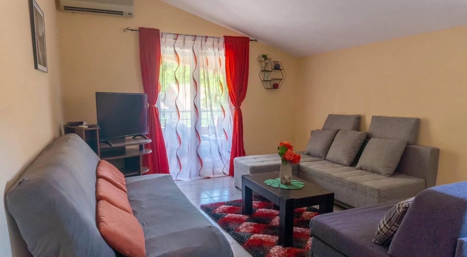 Prodaja, kuća, 700m², Lastva Grbaljska, Kotor