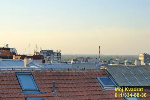 Pogled sa prozora ili terase na krovove zgrada i okolno naselje. - image 19