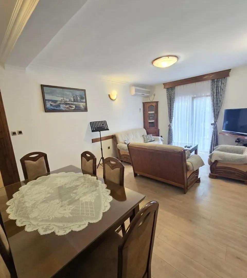 Izdavanje, dvosoban stan, 80m², Tivat, Crna Gora