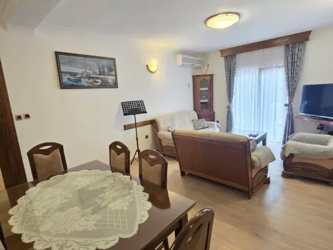 Rent, two bedroom apartment, 80m², Tivat, Crna Gora - image 11
