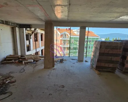 Pogled na nenamješten prostor u izgradnji sa građevinskim materijalom. - image 12
