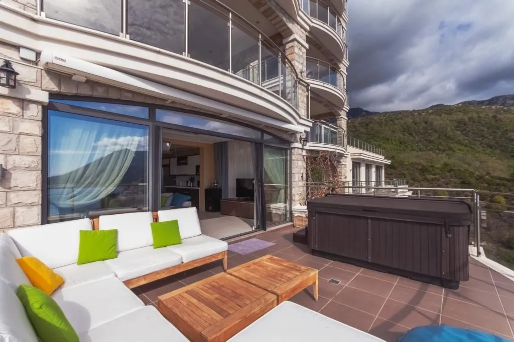 Izdavanje, trosoban stan, 146m², Bečići, Budva