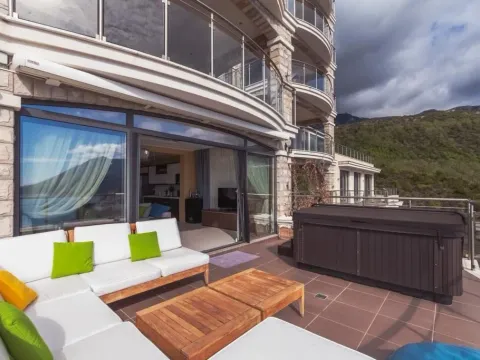 Izdavanje, trosoban stan, 146m², Bečići, Budva - image 12