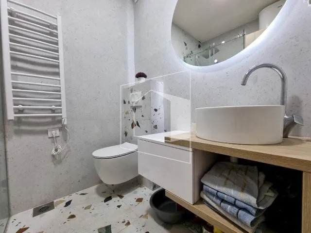Modernly equipped bathroom with a washbasin and toilet.