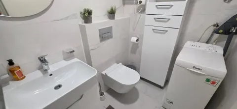 Moderne kupatilo sa umivaonikom, wc šoljom, ormarićem i mašinom za veš. - image 6