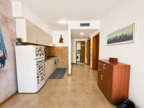 Manja kuhinja sa bijelim frižiderom i prolazom koji vodi u hodnik. - image 16