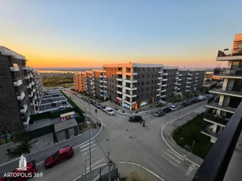 Pogled sa terase na naselje i ulicu u sumrak. - image 15