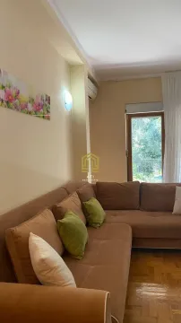 Dnevni boravak sa velikom braon garniturom i zelenim jastucima. - image 3
