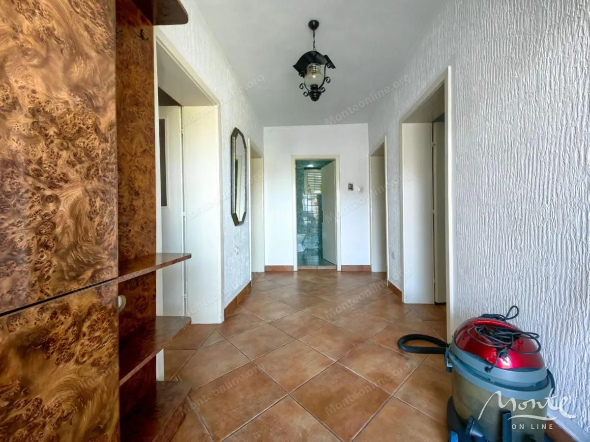Prodaja, kuća, 180m², Tološi, Podgorica