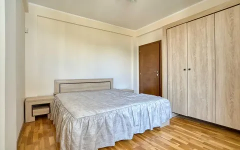 Spavaća soba sa bračnim krevetom, noćnim stočićima i velikim drvenim plakarom. - image 9