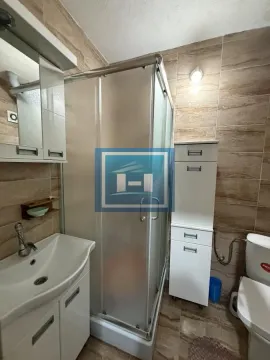 Kupatilo opremljeno tuš kabinom, umivaonikom i toaletom. - image 11