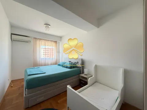 Svjetla spavaća soba sa bračnim krevetom i krevetcem. - image 15