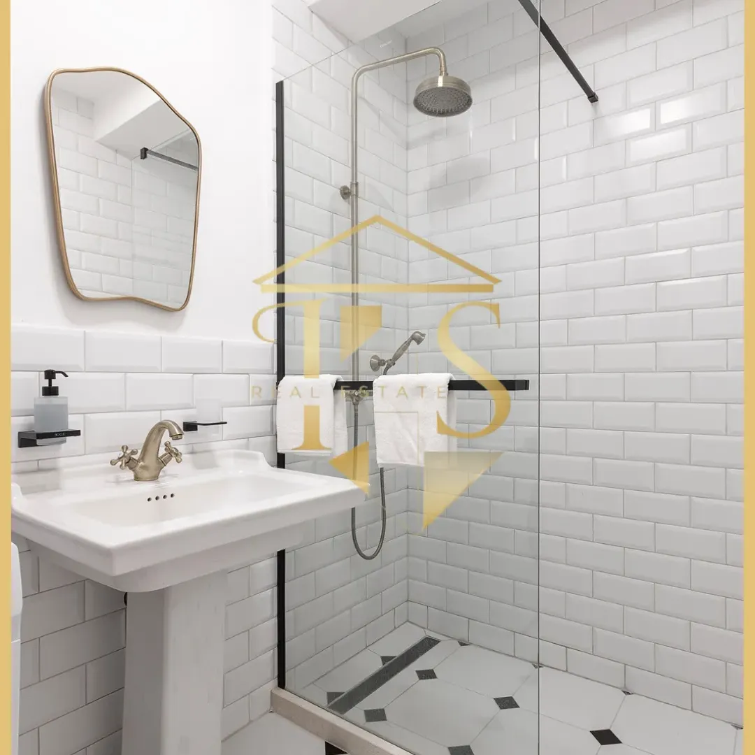 Izdavanje, dvosoban stan, 77m², Centar, Tivat