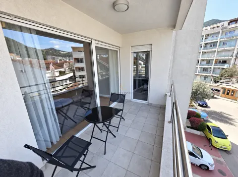 Natkriveni balkon sa garniturom za sjedenje i pogledom na okolinu. - image 6